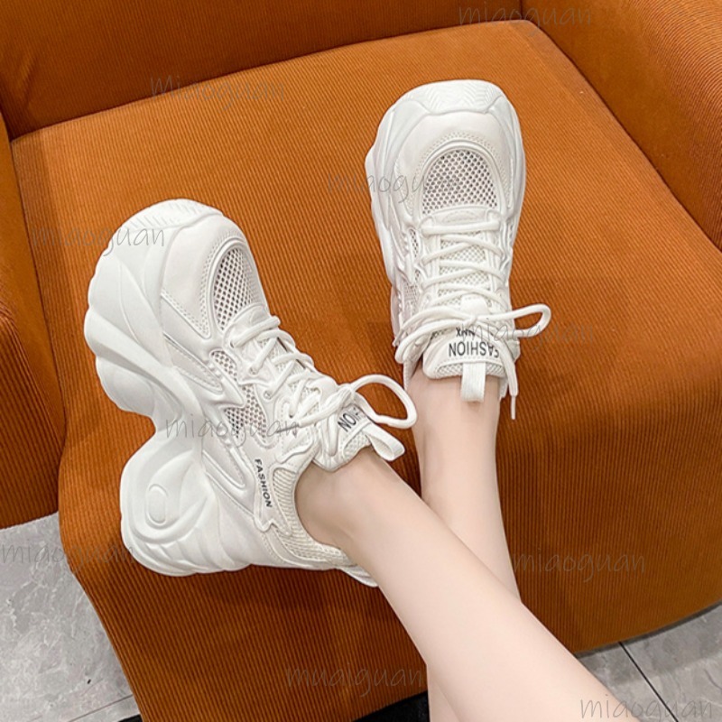 รองเท้าผ้าใบผู้หญิงแบบตาข่ายระ - Guipure Lace Panel บทวิจารณ์และราคา